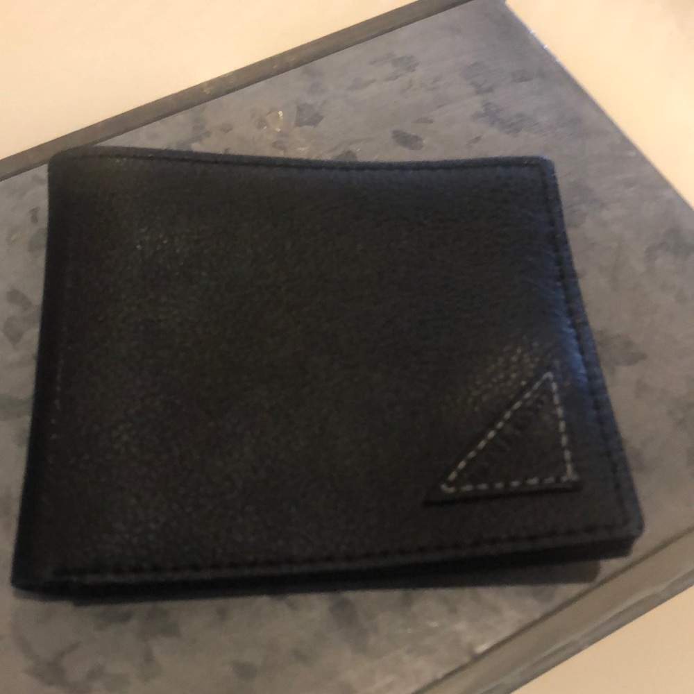 Perry Ellis Mans Wallet